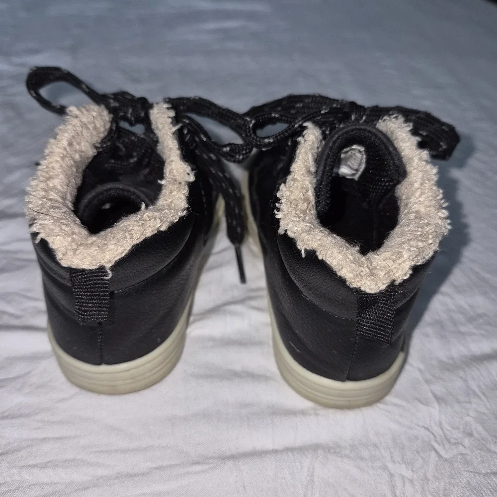 OshKosh B'gosh Castle Kids Black Faux Fur Lined Lace-Up High Top Sneakers 7M